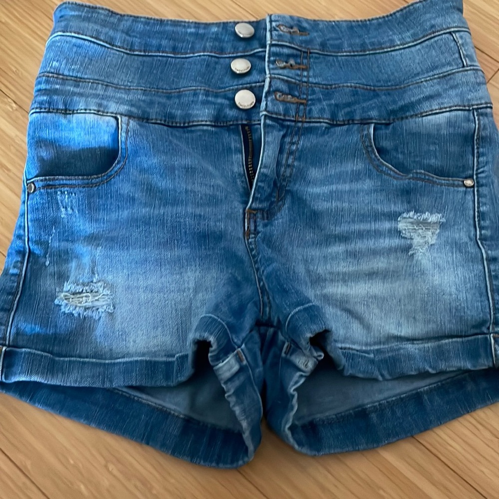 Super highwaisted blue denim shorts. BARELY WORN